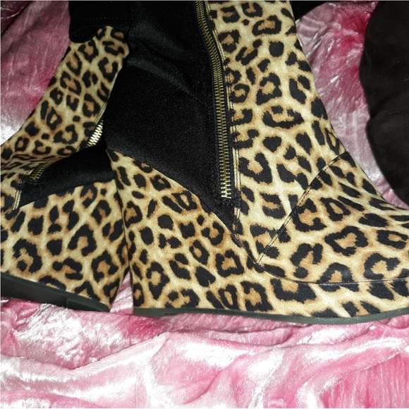 Over-the-knee wedge leopard or cheetah boot - Picture 4 of 7